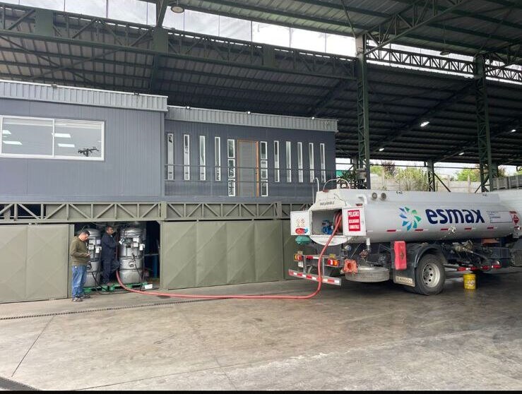 Carga de combustible en bodega industrial